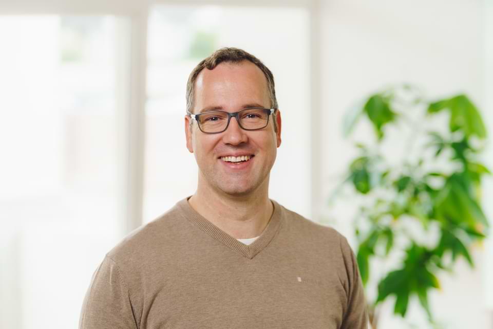 Das Cayas-Software-Team in einer Besprechung, bereit, Ihre iOS-App-Idee zu besprechen und umzusetzen.