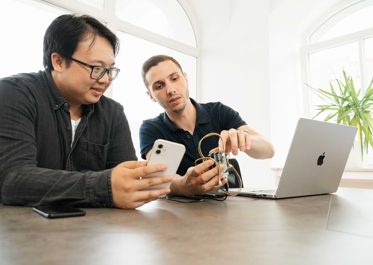 Ein Entwickler arbeitet an einem innovativen Technologie-Projekt, was den Fokus von Cayas auf Innovation und Technologie symbolisiert.