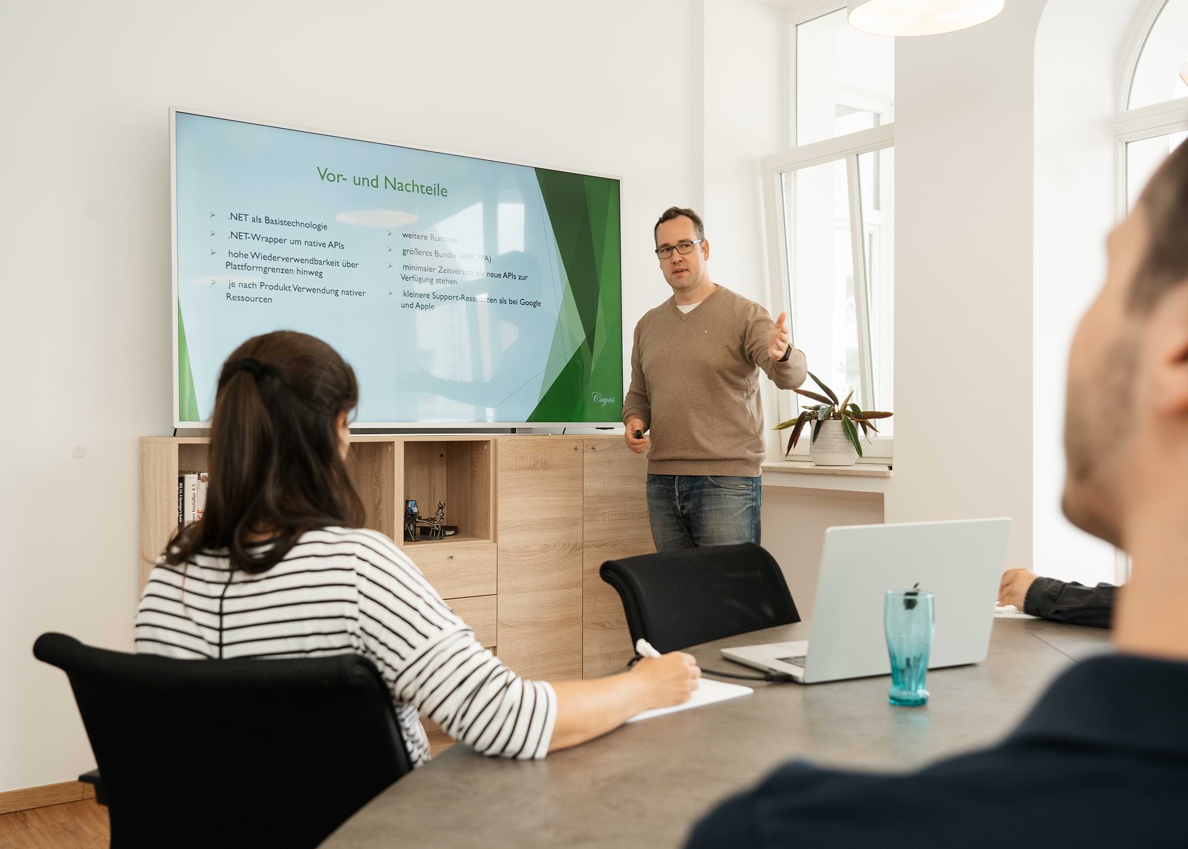 Dozent von Cayas führt Schulung zur App-Entwicklung durch – Teilnehmer lernen moderne Android, iOS und Cross-Plattform-Technologien durch Cayas.